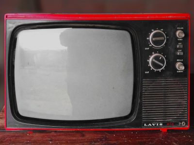 电视盒子连接电视配置iptv直播源，遥控器操作界面清晰可见